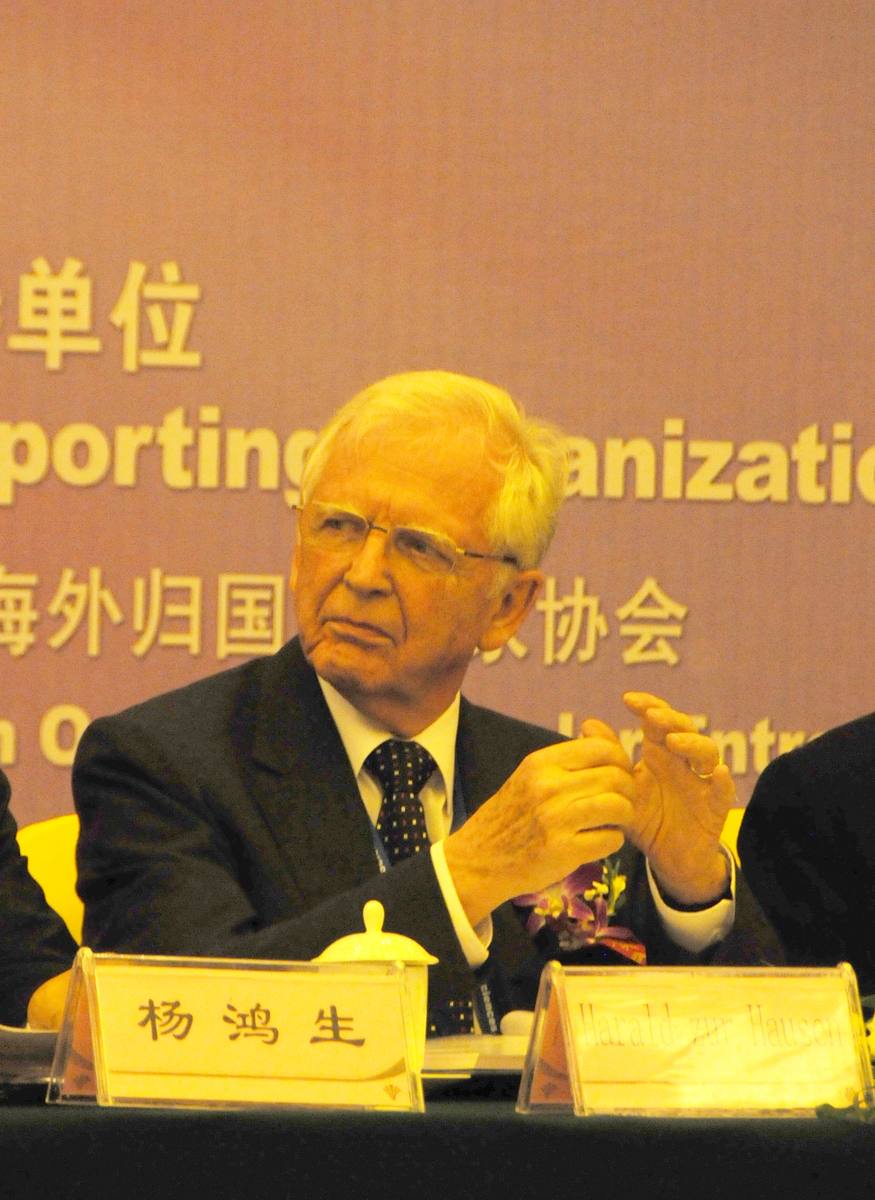 VIP 嘉宾就座 · 杨鸿生与 Harald zur Hausen