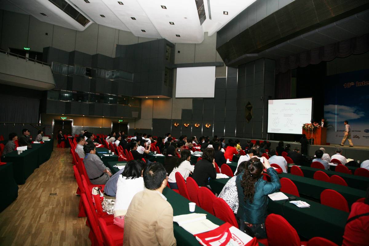 国际药物化学大会 现场照片 18 会议代表交流