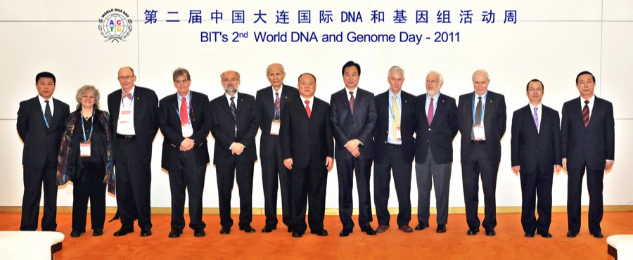 2011 · 诺奖得主同台合影